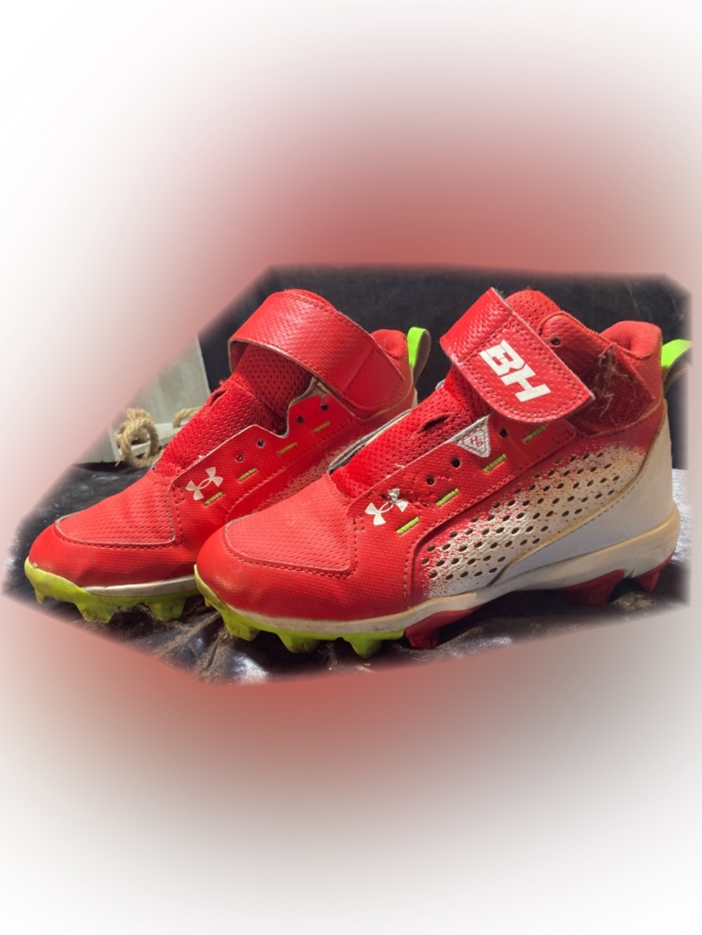 Youth Under Armour baseball/football cleats in LIKE NEW condition